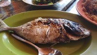 Ikan Bakar di sini, masih utuh, Tidak dibelah seperti pada umumnya