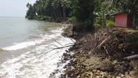 Pantai di sebelah tempat makan. Sayangnya tidak bisa menjadi tempat berenang