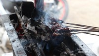 Sate Matang sedang dibakar di atas pemanggang