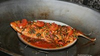 Dibutuhkan waktu satu jam untuk memasak Ikan Terubuk agar bumbunya meresap dan ikan matang.