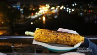 Jagung bakar berlatar Kota Tua Padang