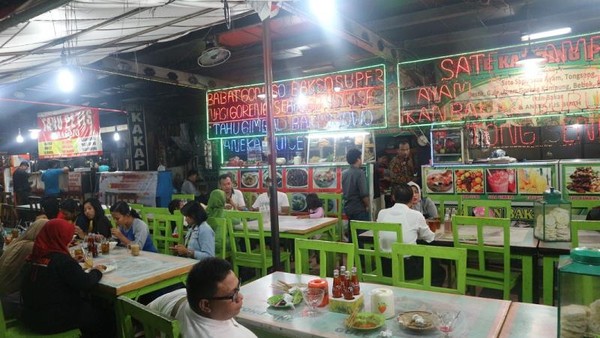 Wisata Kuliner Malam di Simpang Lima Semarang