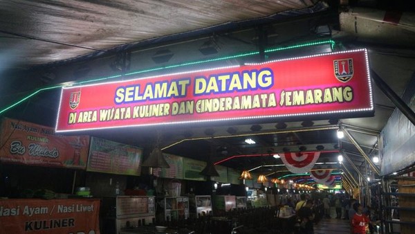 Wisata Kuliner Malam di Simpang Lima Semarang
