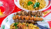 terdapat juga tambahan makanan untuk melengkapi mie nyemek