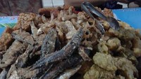 Berbagai macam lauk yang bisa dipilih