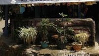 Meski terletak jauh dari jalan utama , warung ini sudah dikenal benyak orang
