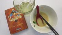 Makan ramen sambil baca komik