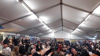 Area tempat makan dalam tenda bazaar