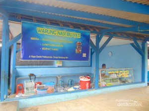 Wisata Kuliner Sate Sepi di Pantai Cimaja, Enak!
