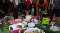 Suasana lapak nasi ayam Bu Sami tak pernah sepi