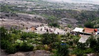 Panorama Desa Kinahrejo dan daerah lainnya di kaki Gunung Merapi yang hancur (Desi/detikTravel)