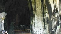 Goa Kalak saat ditutupi pagar besi