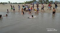Muara sungai yang jadi favorit anak-anak untuk berenang