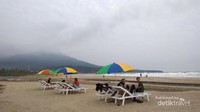 Menikmati pemandangan laut dan gunung dari Pantai Kedu