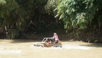 jeep membelah sungai oyo