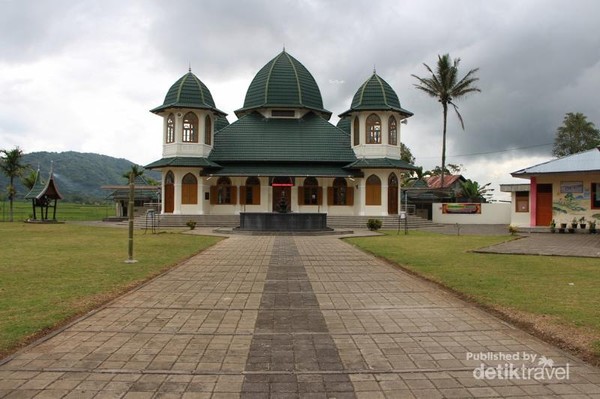 Pesona Masjid Tapi Nurul Iman Koto Gadang yang berada dikaki Gunung Singgalang