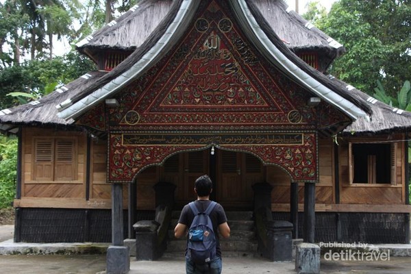 Perpaduan ornamamen ukir Minangkabau dan tulisan Arab