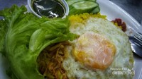Salah satu makanan yang dijual di sebuah food court dekat Bang Uthit Mosque. Menunya super indonesia, nasi kuning bertabur bawang goreng, plus telur ceplok dan sambal lengkap sama lalapan. Ini halal dan penjualnya bisa bahasa Indonesia loh.