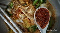 Mi kuah Tom Yum yang asam dan gurih, nikmat disantap saat siang hari. Stall penjual makanan ini menyertakan label halal untuk makanan yang mereka sajikan.