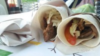 Kebab di dekat Mal Platinum. Ada banyak pilihan makanan halal yang ditawarkan kedai ini, tinggal pilih sesuai selera Traveler.
