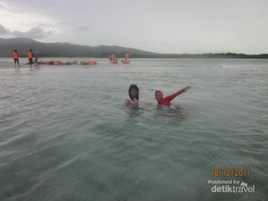 Wisata Religi & Main ke Hutan Mangrove di Karimunjawa