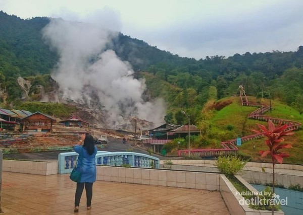 Tampak kepulan asap putih dari atas bukit yang berasal dari kawah belerang. Pemandangan di sekitaran bukit ini begitu asri dan hijau. Tampak kepulan asap putih dari atas bukit yang berasal dari kawah belerang. Pemandangan di sekitaran bukit ini begitu asri dan hijau.