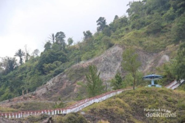 Tantangan yang harus dilalui bagi traveller untuk mencapai puncak adalah harus menaklukan 2432 anak tangga Tantangan yang harus dilalui bagi traveller untuk mencapai puncak adalah harus menaklukan 2432 anak tangga