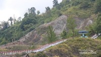 Tantangan yang harus dilalui bagi traveller untuk mencapai puncak adalah harus menaklukan 2432 anak tangga