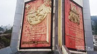 Di bagian bawah tugu disetiap sisinya tedapat ukiran gambar dan simbol serta kutipan ayat Kitab Suci dari masing-masing agama yang ada di Indonesia.