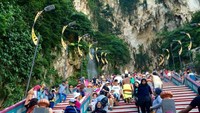 Tangga menuju gua