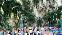 Kamu bisa menikmati air terjun sebelum sampai di pintu gua