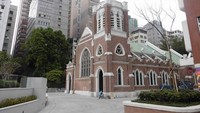 Bangunan Gereja St Andrew diantara bangunan-bangunan tinggi kawasan Nathan road.