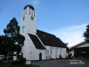 Wisata Religi ke Gereja Tertua di Medan