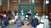 Para pengunjung sedang berziarah