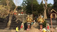 Gerbang utama menuju Vihara Dewi Kwan In