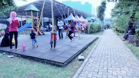 Orang tua menemani dengan sabar