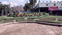 Di Pintu masuk kita akan di sambut dengan deretan taman yang cantik.