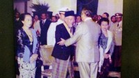 Saat menerima penghargaan dari Presiden Soeharto (waktu itu)