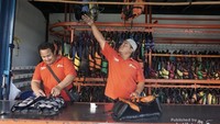 Penyewaan pelampung untuk berenang. Jadi tidak perlu khawatir tidak bisa berenang. Ada pelampung