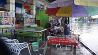 Mau bersantai? Banyak penjual makanan dan minuman