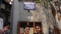 Di depan Rumah Bunda Teresa