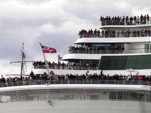 Wisatawan Tabur Bunga di Lokasi Tenggelamnya Titanic