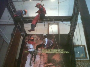 Wow! Ada Aktivitas Penelusuran Gua di Deep & Extreme Indonesia