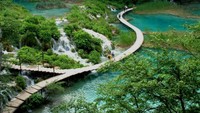 Melalui jembatan ini, wisatawan bisa menjelajah Plitvice Lakes (ambertravel.net)