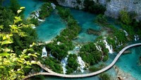 Tebing-tebing batu ini menjadi pembatas dan untuk setiap danau-danau di Plitvice Lakes (worldtraveler.com)
