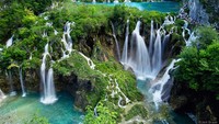 Susunan cantik Plitvice Lakes ini terlihat sangat memukau dan alami (beautifulplacestovisit.com)