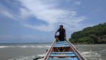 Wow! Ada Karang Berlubang di Pantai Karang Bolong Kebumen