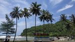 Wow! Ada Karang Berlubang di Pantai Karang Bolong Kebumen