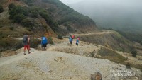 Jalur landai setelah melewati kawah Gunung Papandayan