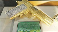 Pistol seorang bandar narkoba yang terbuat dari emas (www.almamagazine.com)
